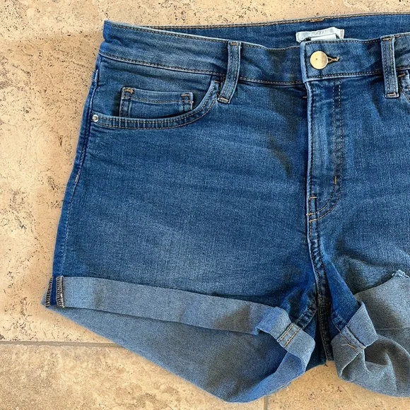 Like new jean shorts from H&M - Picture 3 of 9